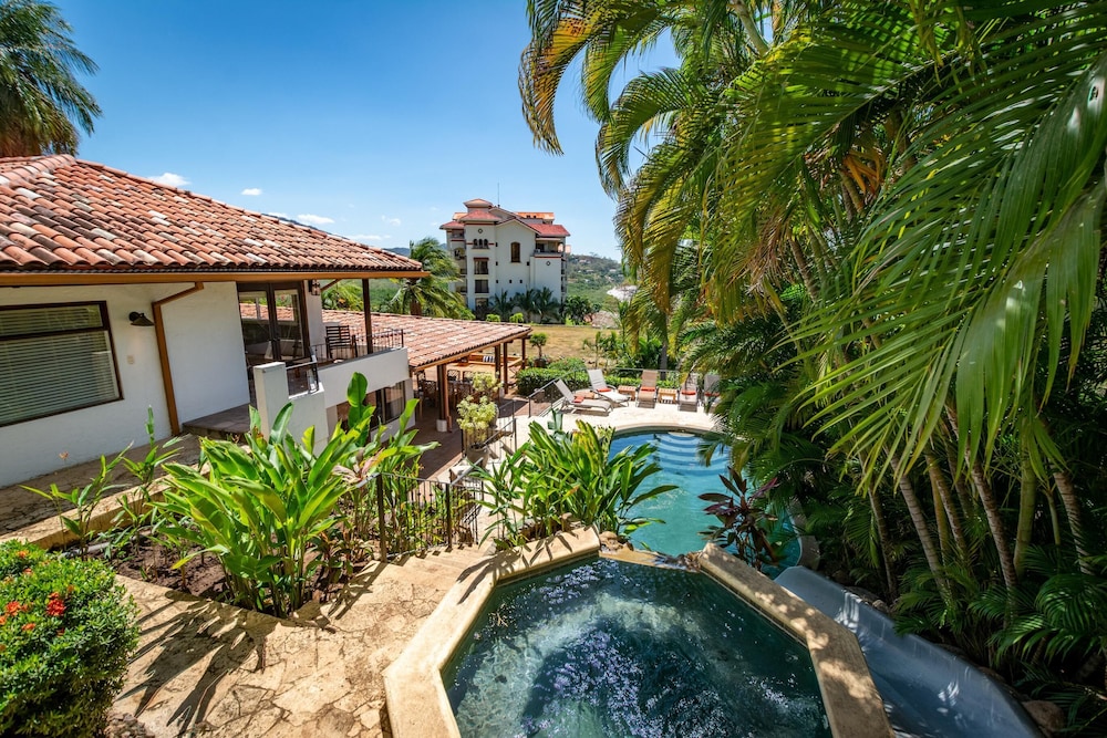 Luxury Flamingo home with ocean view sleeps 10 - walking distance from beach