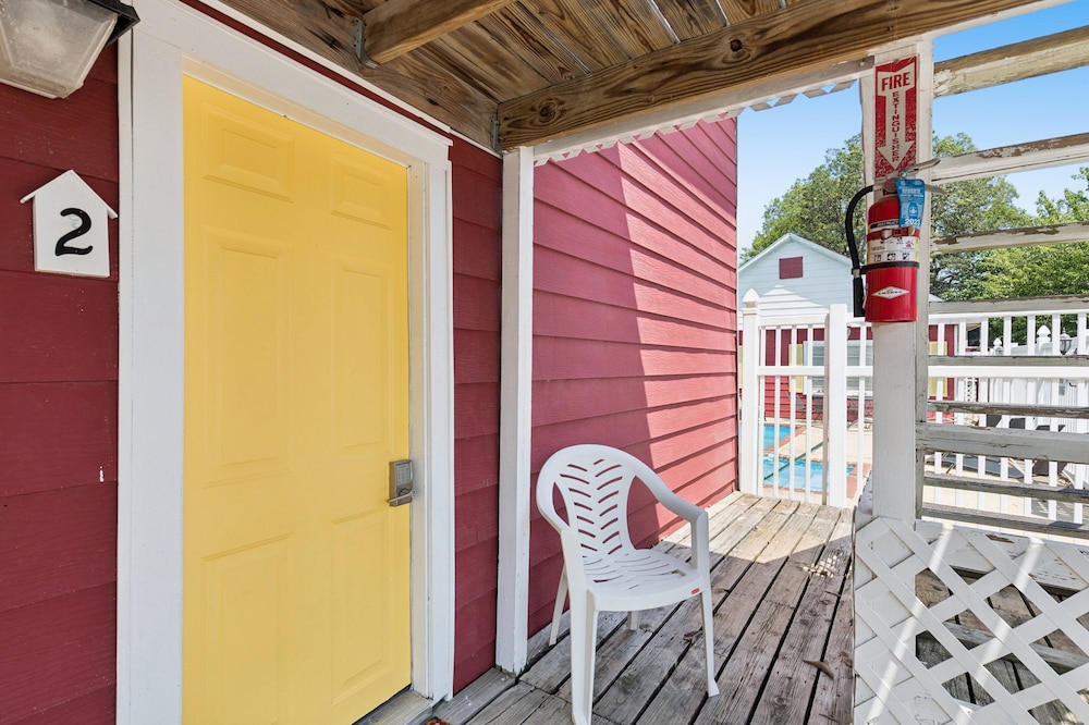 Dave's Last Resort Poolside - Long Stay Discount - Comforting Cabin 2 1 Bedroom Hotel Room