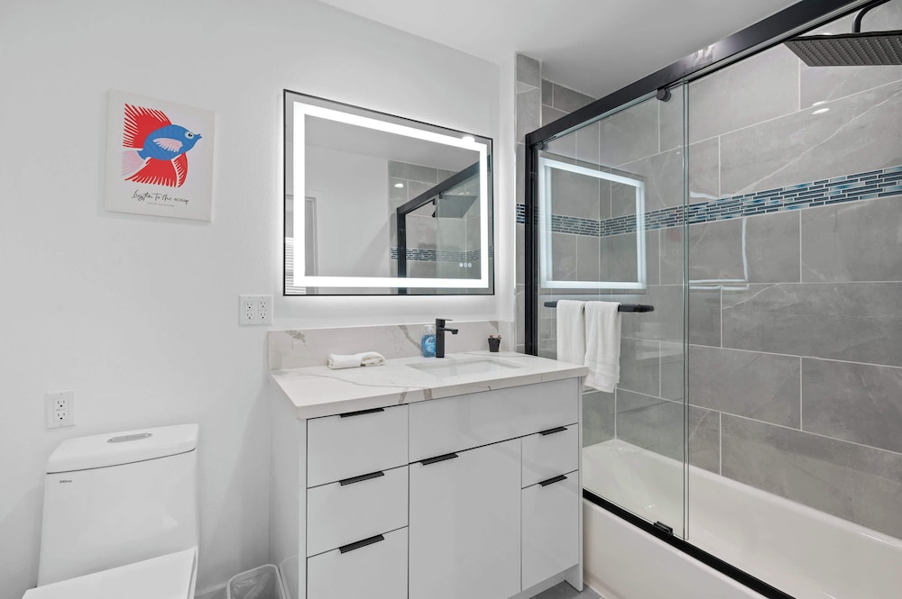 Not Affected by the Fire/modern Spacious Home With Parking & Fully Equipped Kitchen #3