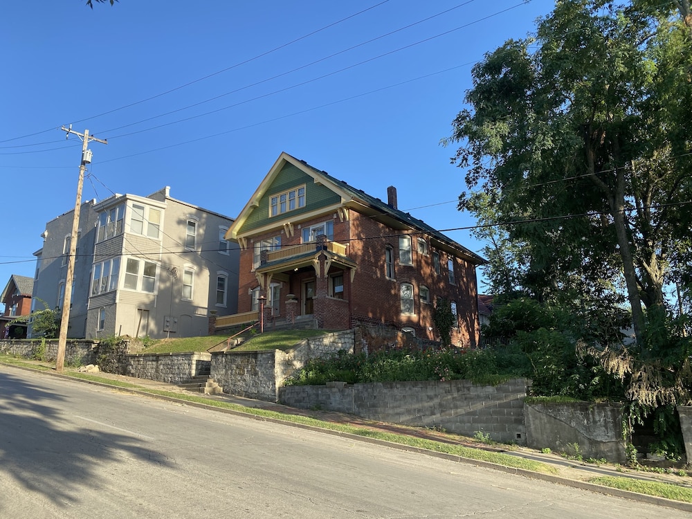Vineyard Mansion & Carriage House Bed & Breakfast