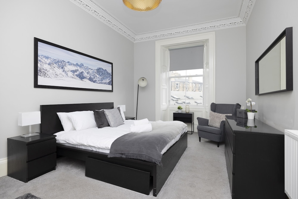 JOIVY 4-Bed Stylish Flat In Edinburgh City Centre view 3