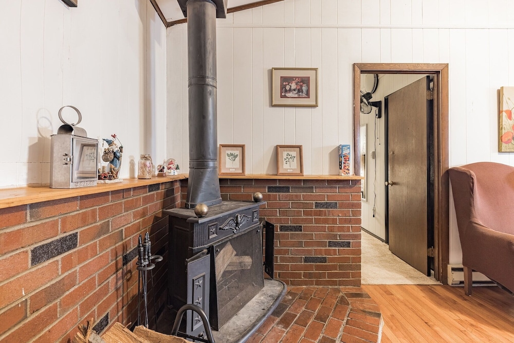 Nostalgic & Cozy Cabin: Steps To Pines Lake! Pet Friendly! 2 Bedroom Cabin by Redawning view 5