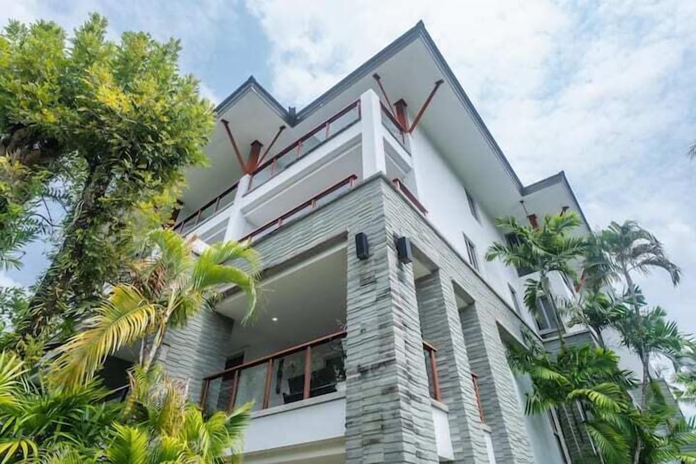 Elegant Beachfront 3BR Condo at Pearl of Naithon