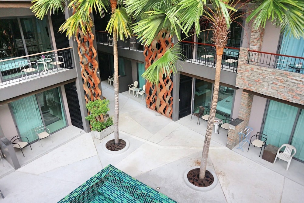 Emerald 215 - Studio With Balcony and Shared Pool