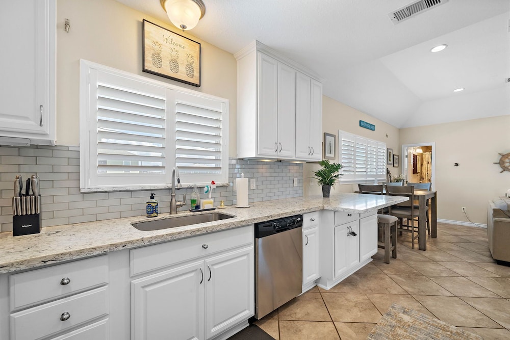 Purple Pelican Paradise by Ryson Vacation Rentals