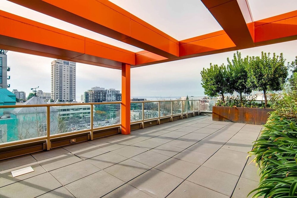 1 Location 2BR Across From Space Needle -vr1