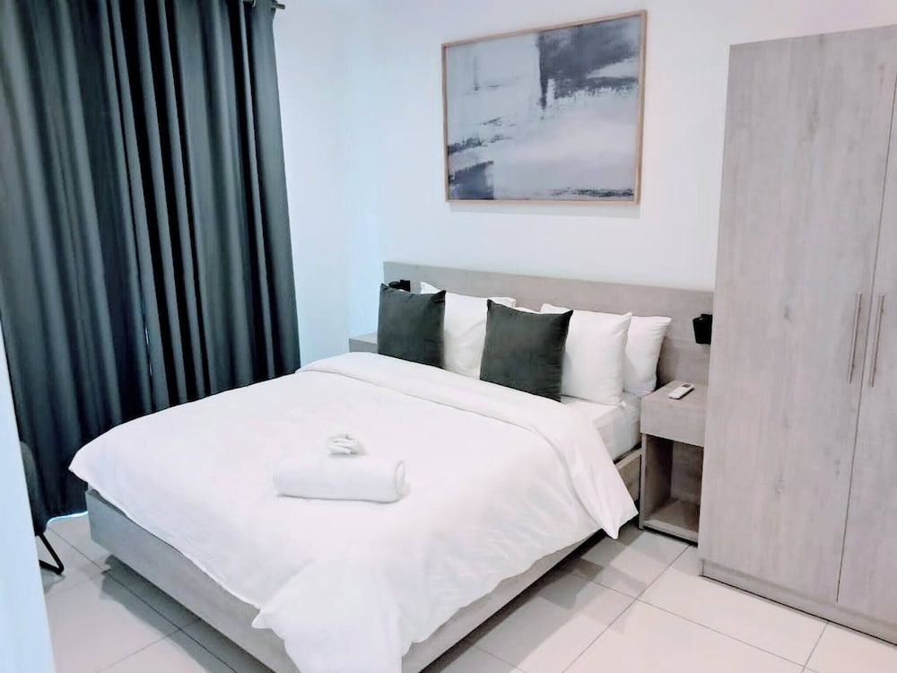 Unique 2 BDR Apartment at Loxwood House With Rooftop Pool and Gym