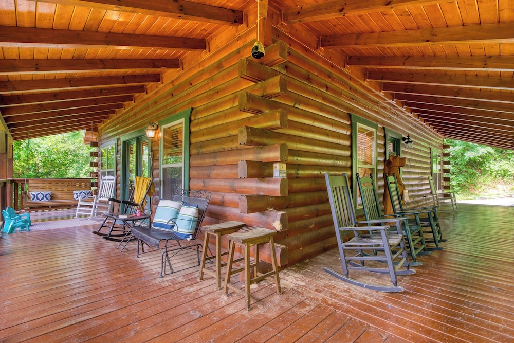 Triple Mountain View by Avantstay: Hot Tub, Game Room & Stunning Smoky Mountain Views