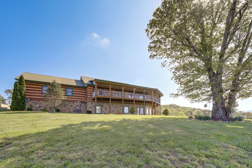 Panoramic Mtn Views: Spacious Tennessee Home!