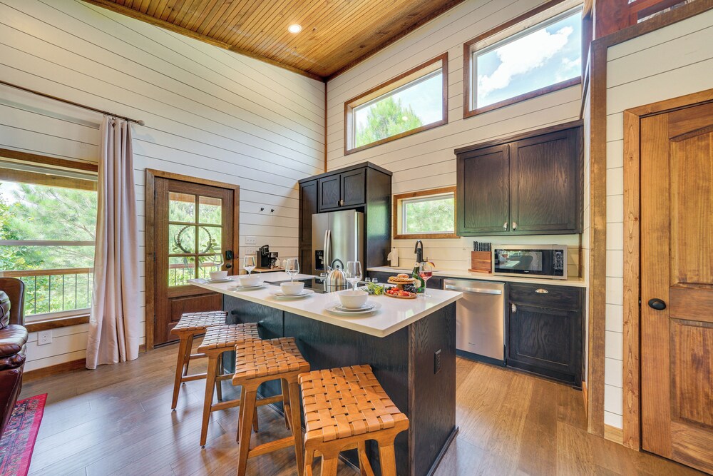 Tree-lined Broken Bow Studio Cabin w/ Hot Tub!