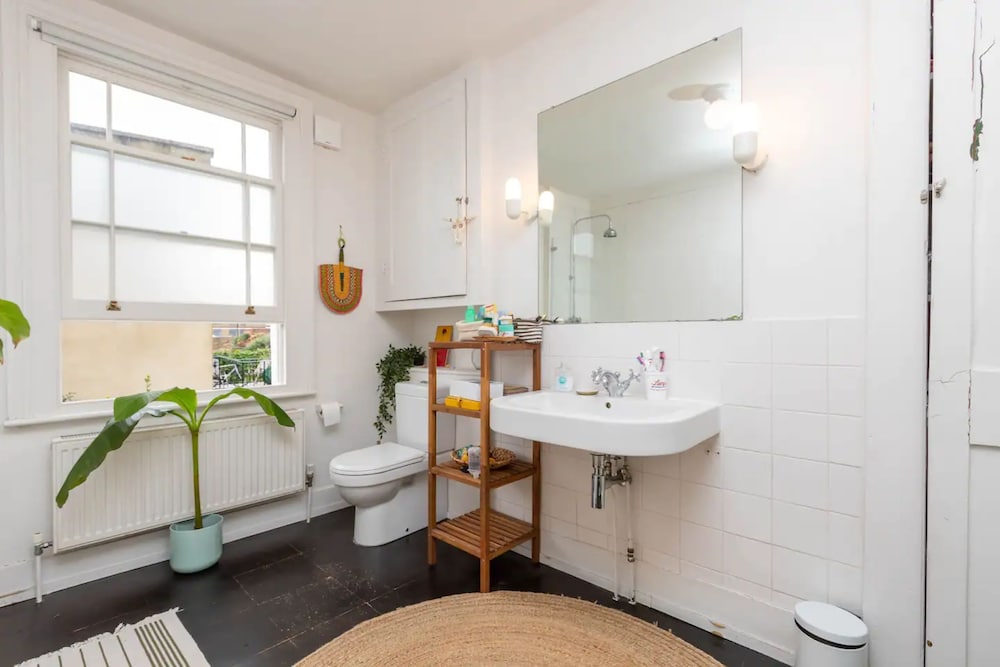 Beautiful 2 Bedroom Townhouse With Garden in Kentish Town