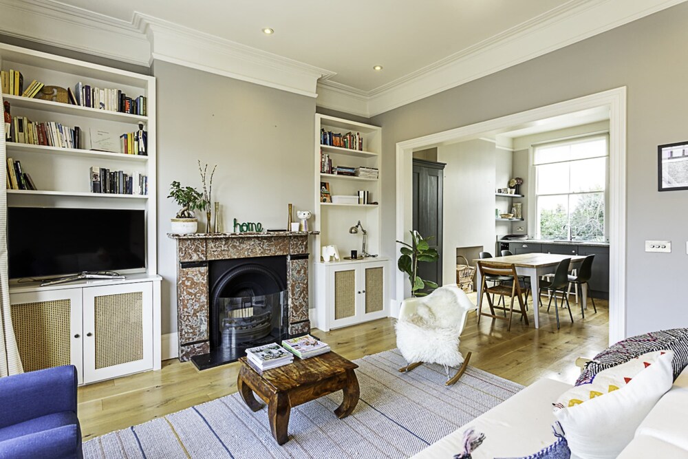 Bermondsey Bliss: Views, Comfort, and City Access!
