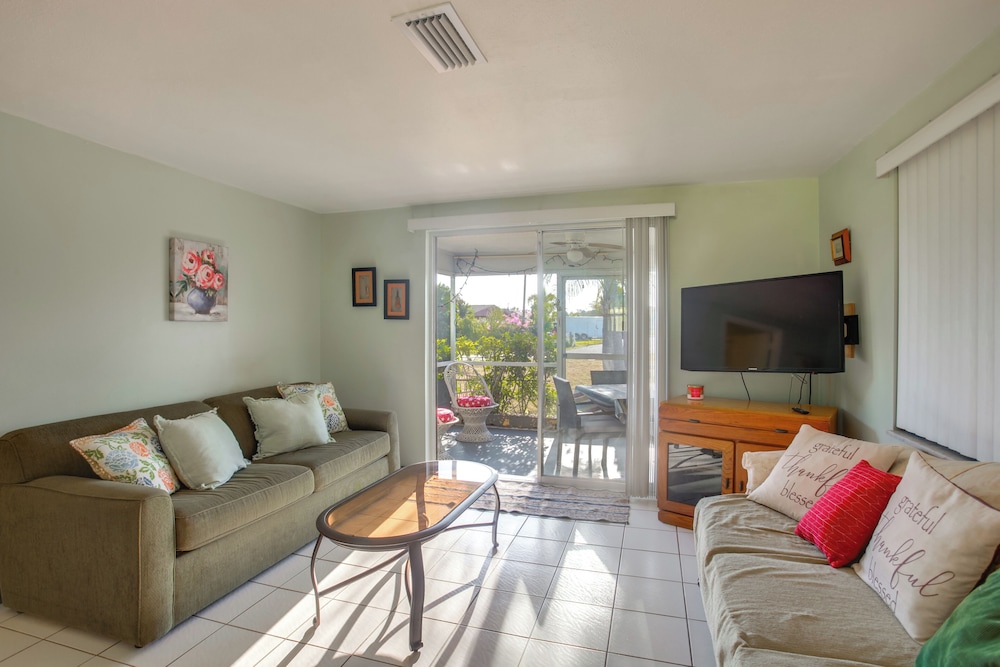 3 Mi to Beach! Sunny Englewood Retreat w/ Lanai