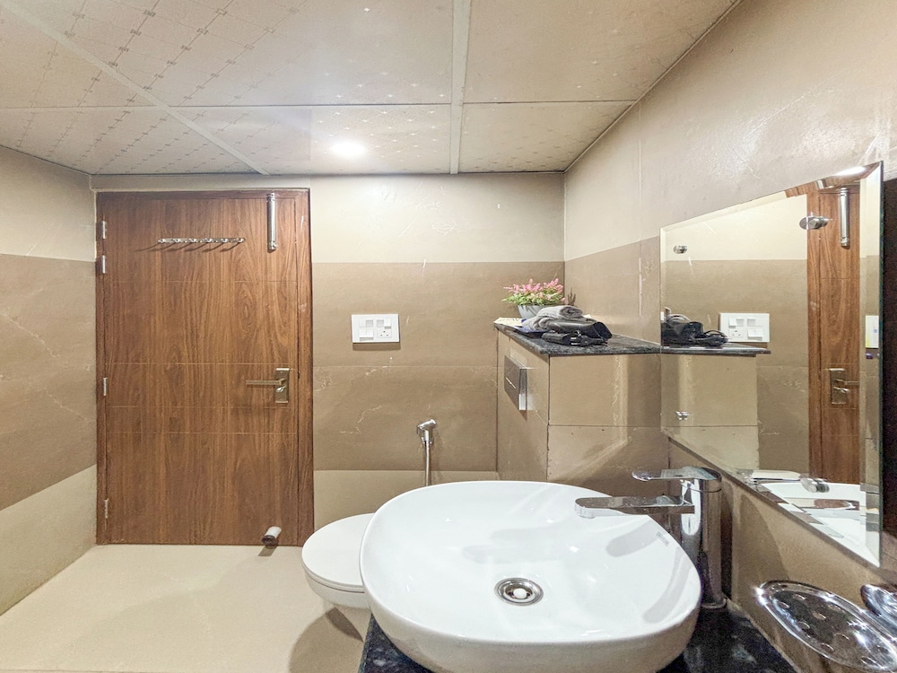 Housr Sector 28 Golf Course Road Next To Phase 1 Metro Station