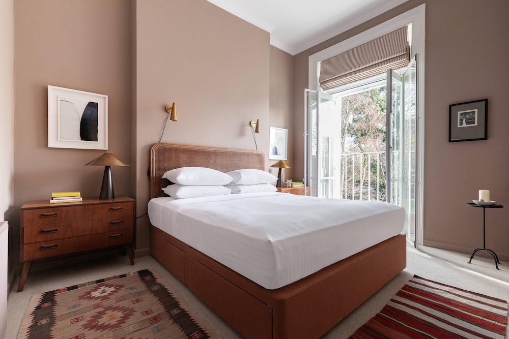 Ladbroke Grove XV by Onefinestay