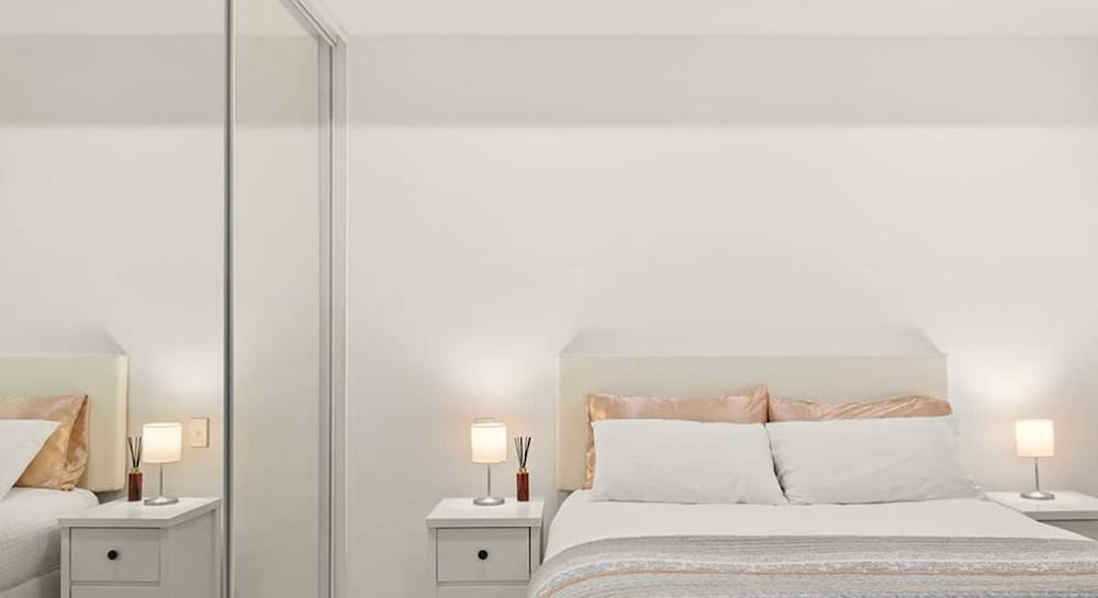 Central Stylish 1 Bedroom With Balcony and Air-con