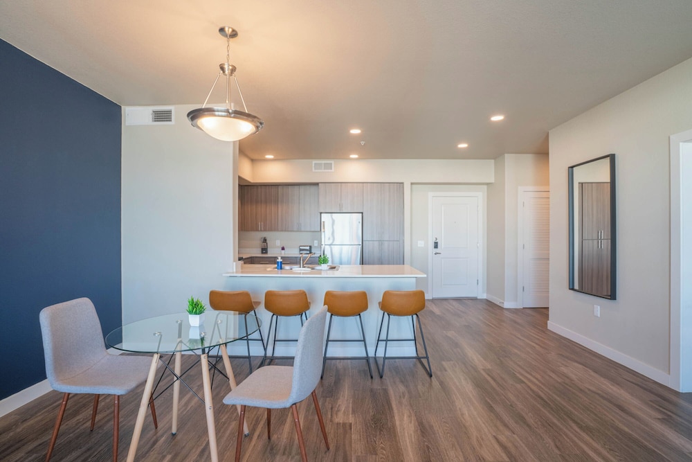 ROVE LIVING/KL - V on Broadway