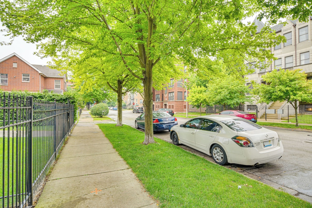 Walk to Lake Michigan: Chicago Apt w/ Deck