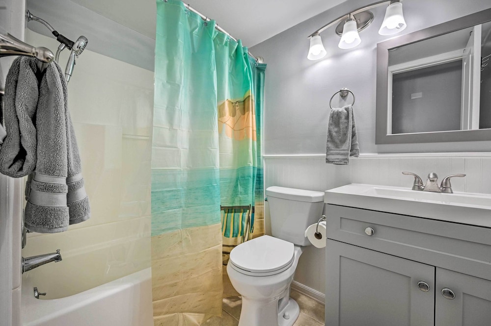 Spacious Brandon Home w/ Private Outdoor Pool view 4