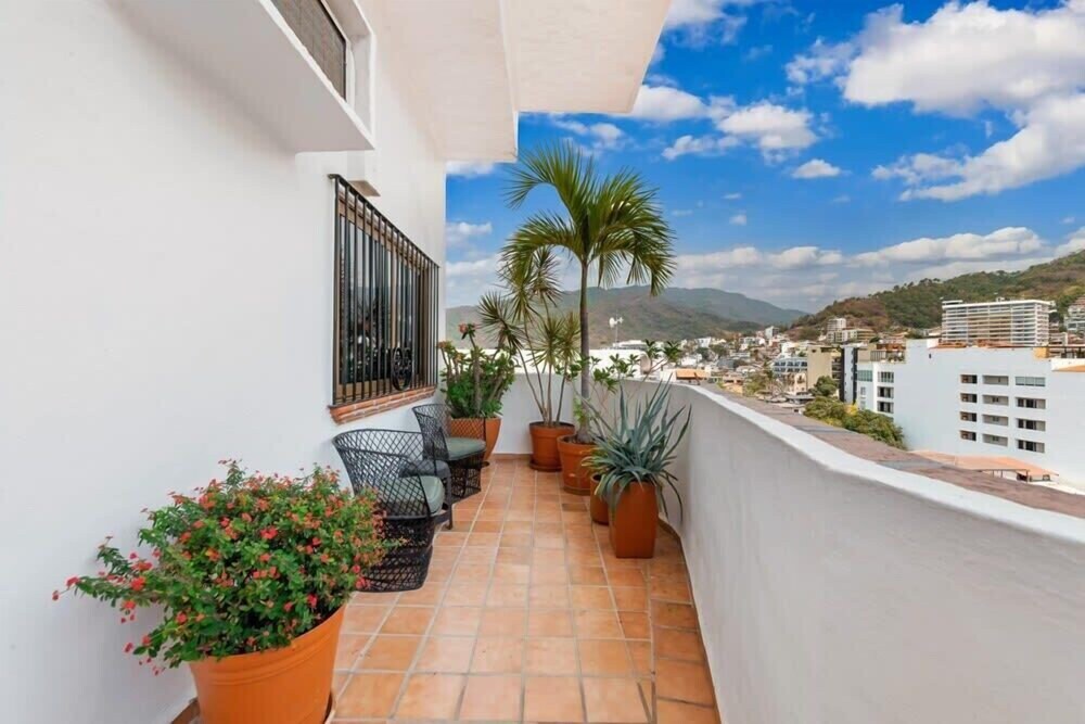 Ocean View 2Br Condo-balcony-beach-pool - 902