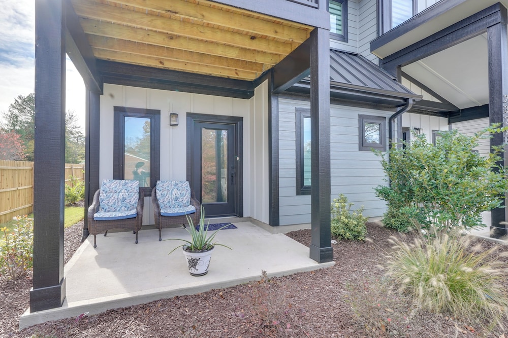 2 Mi to Duke & 3 Mi to Downtown: Durham Townhome