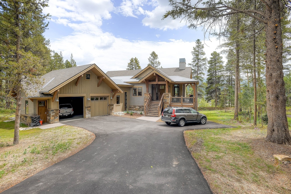 Sunrise Ski Haus 4 Bedroom Home by RedAwning