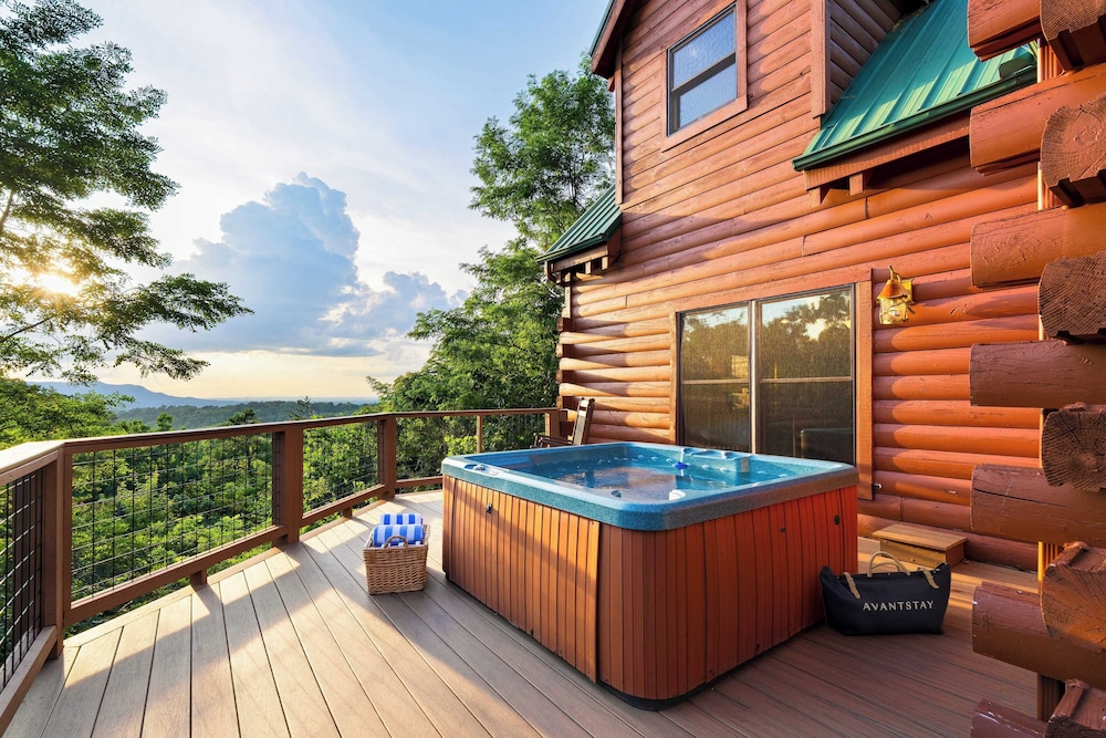 Big Bear Cove Hot Tub, Game Room, Fireplace + Smoky Mtn Views