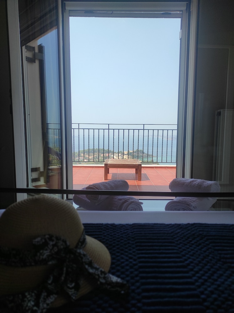 Greg's apartment photo 2