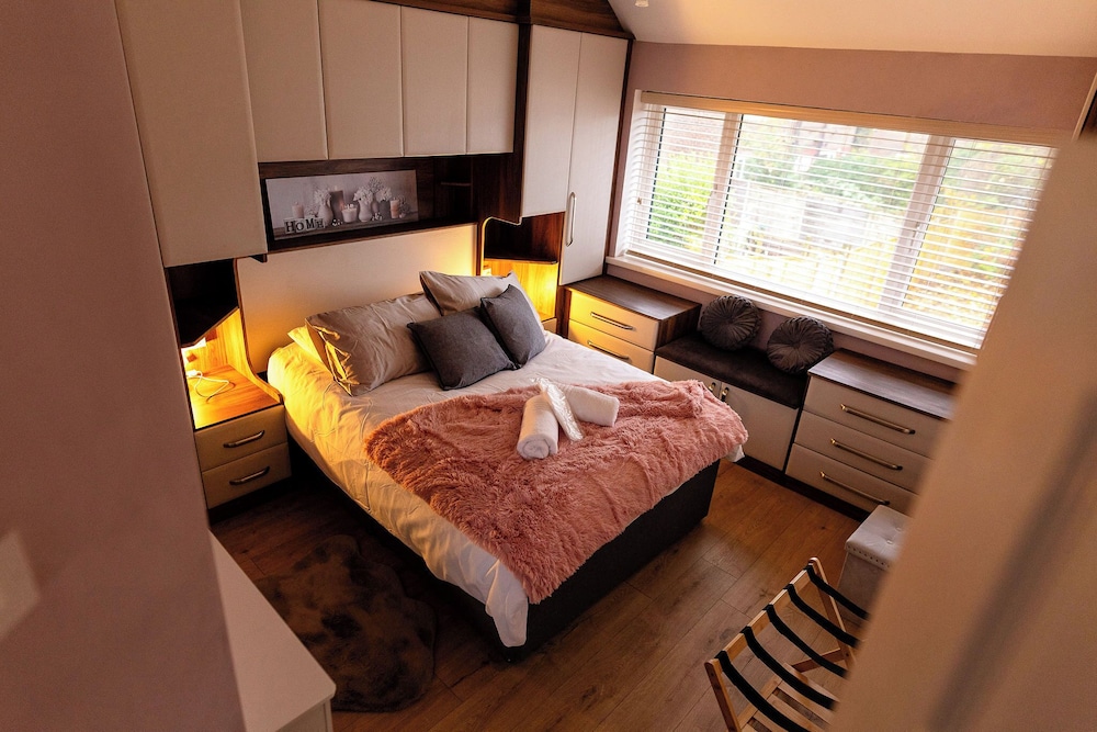 Beautiful Wythenshawe Home Near Airport With Garden & Parking Sleeps 5