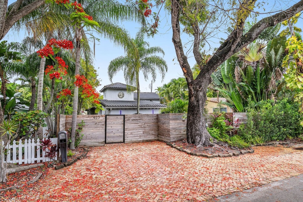 Luxe 5BR 4BA Heated Pool 10 Min to Beach BBQ