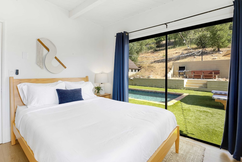 Designer Retreat w/ Pool, Firepits, Panoramic Views The Lake House at Malibu