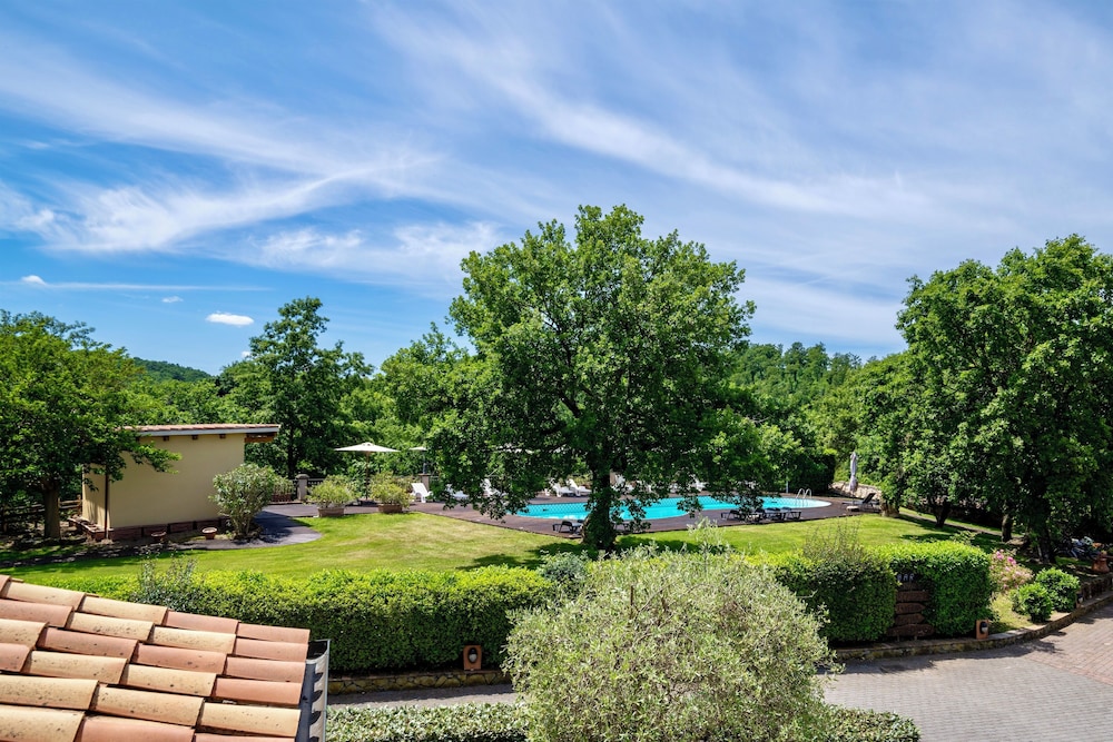 Residence with swimming pool in Sorano view 4
