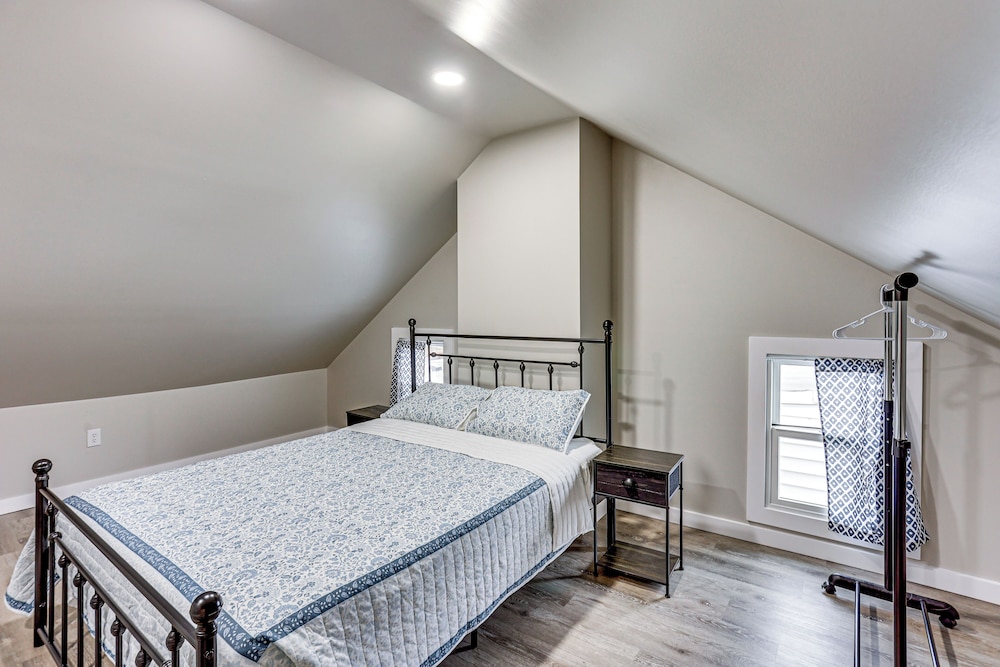 2 Mi to Dtwn Harrisburg! Convenient Duplex