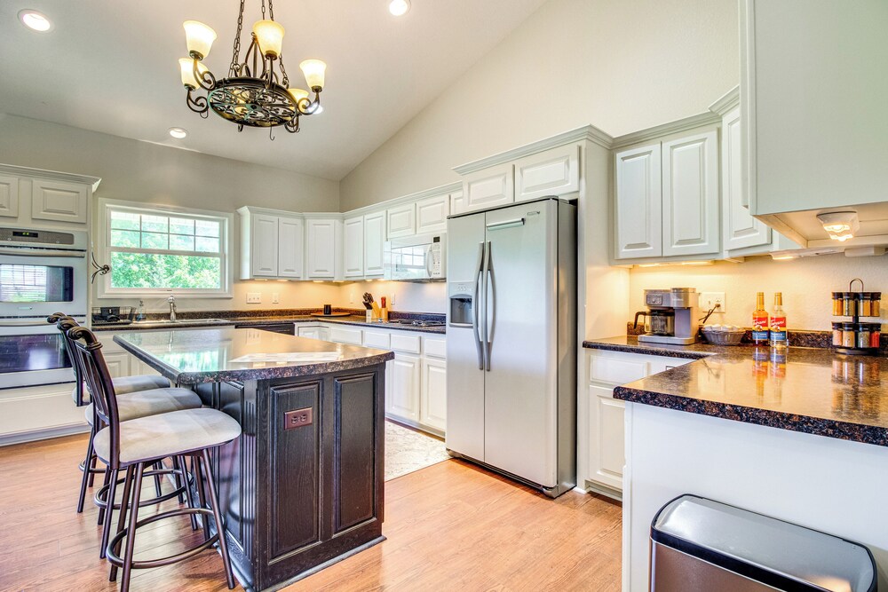 Near Bull Shoals Lake: Spacious Golfer's Getaway!