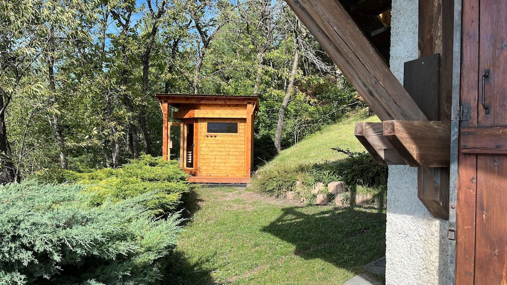 Holiday Home With Sauna, Saint-sauveur