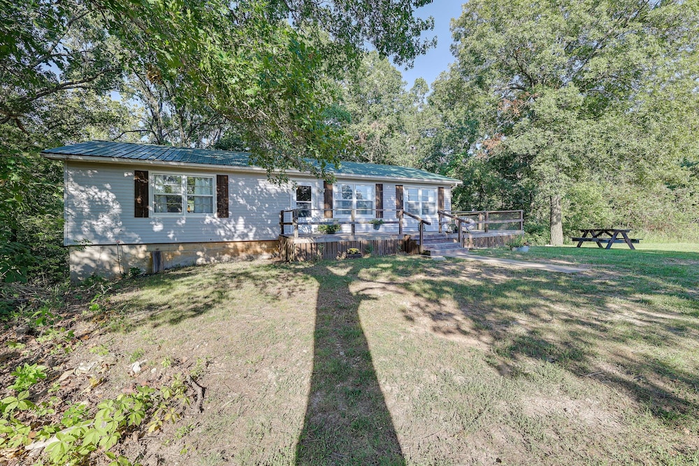 Peaceful Cassville Vacation Rental - Hike & Fish!