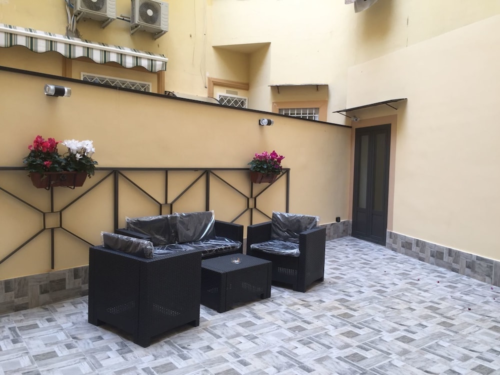 MB95 Mezzocannone Luxurious B&B