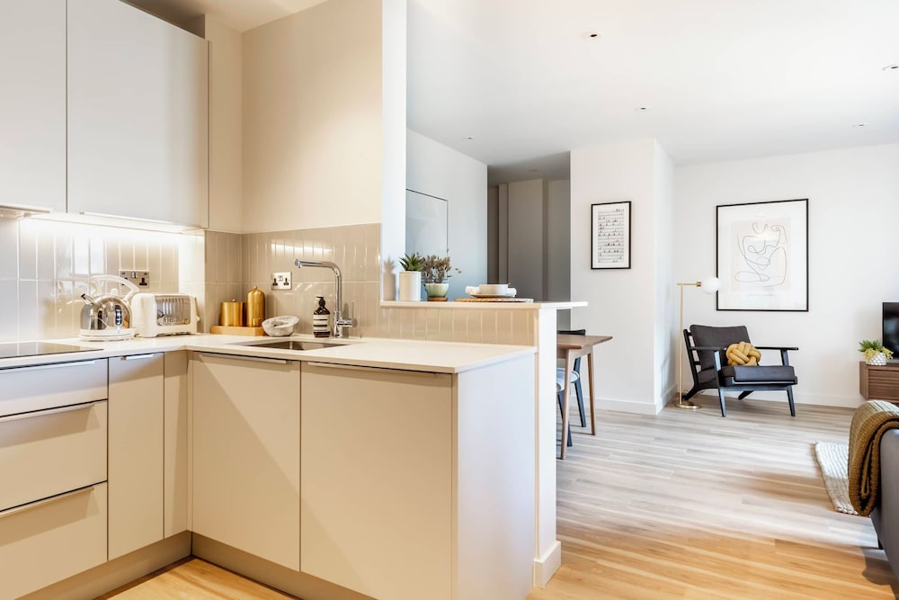 Croydon Central Apartments by Urban Rest