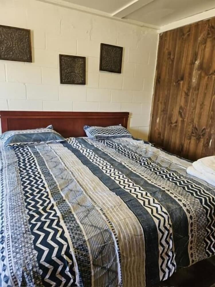 PALMERSTON LAKE MOTEL