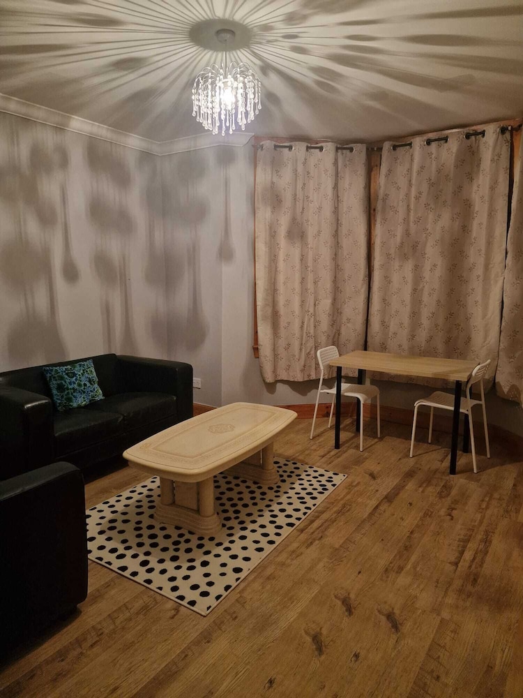 Nice House in a Quite Neighbourhood Close to Parks and a Short Drive to Town