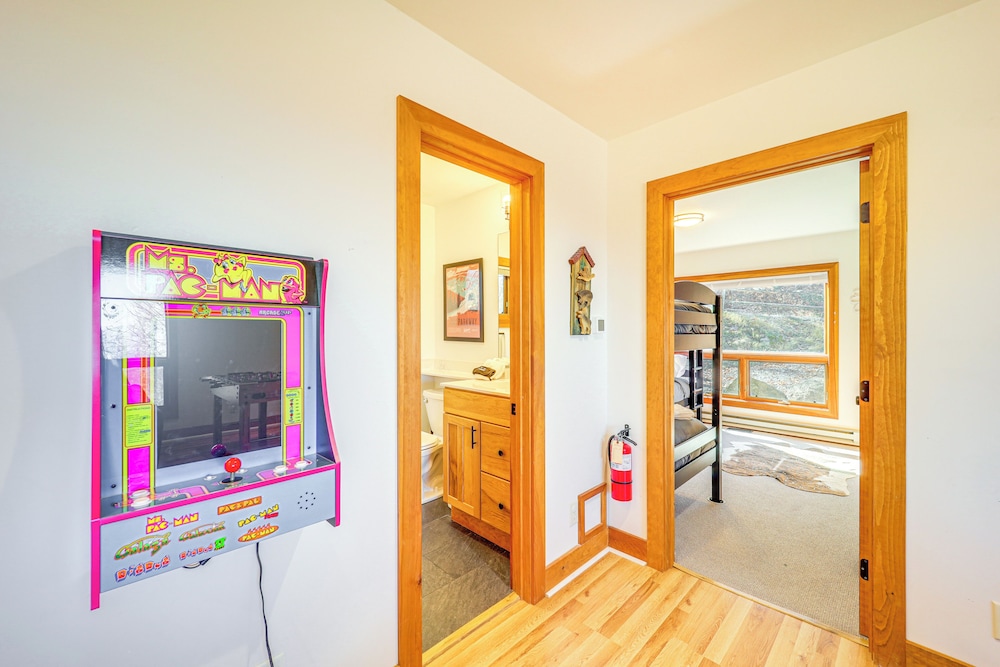 Deck, Fire Pit & Game Room: Beech Mountain Retreat