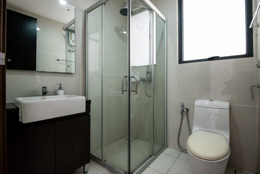 A Stylish 2BR Suite, Water Views, Free Parking