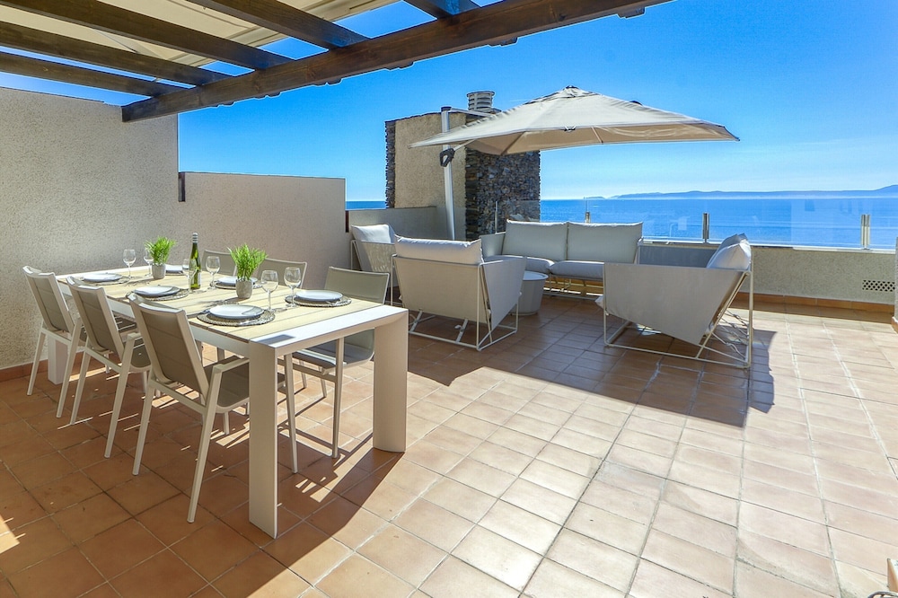 Apartment in Roses Near Rock Beach