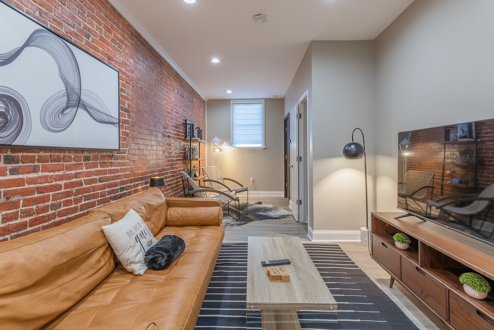 Baltimore's Home Away From Home 2 Bedroom Apts by Redawning - Property Image 3