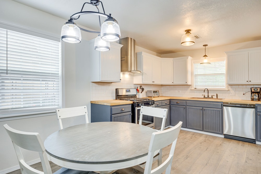 Updated Home w/ Yard ~ 14 Mi to Quartz Mountain! view 5