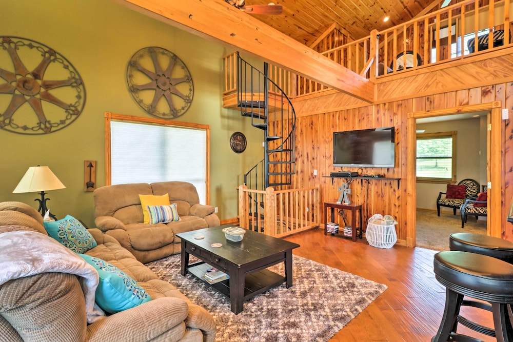 Rustic Lamar Cabin w/ Deck  Private Hot Tub - Property Image 29