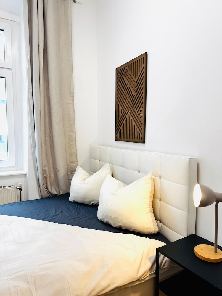 Comfy 4BR 10 Min Transport to Stadthalle