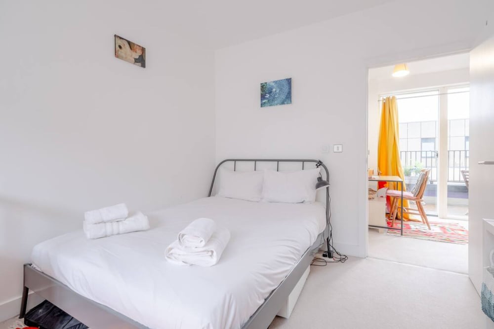Bright 2 Bedroom Maisonette Near Stratford