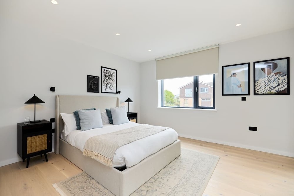 The Brondesbury Hideaway - Stylish 3bdr Flat With Balcony + Parking