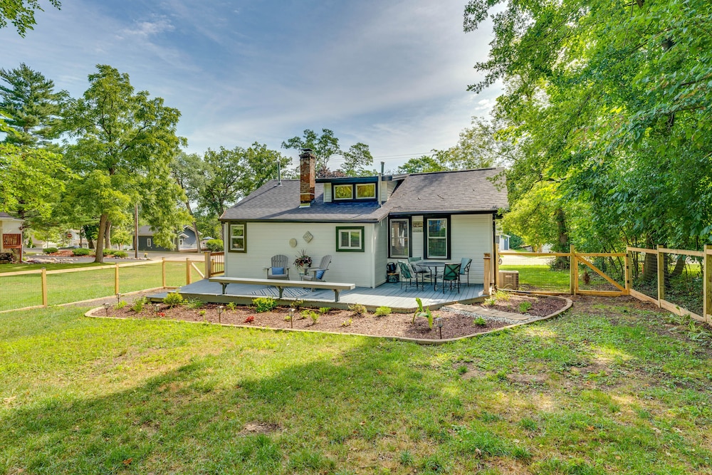 Welcoming Williams Bay Cottage w/ Deck & Fire Pit! view 2